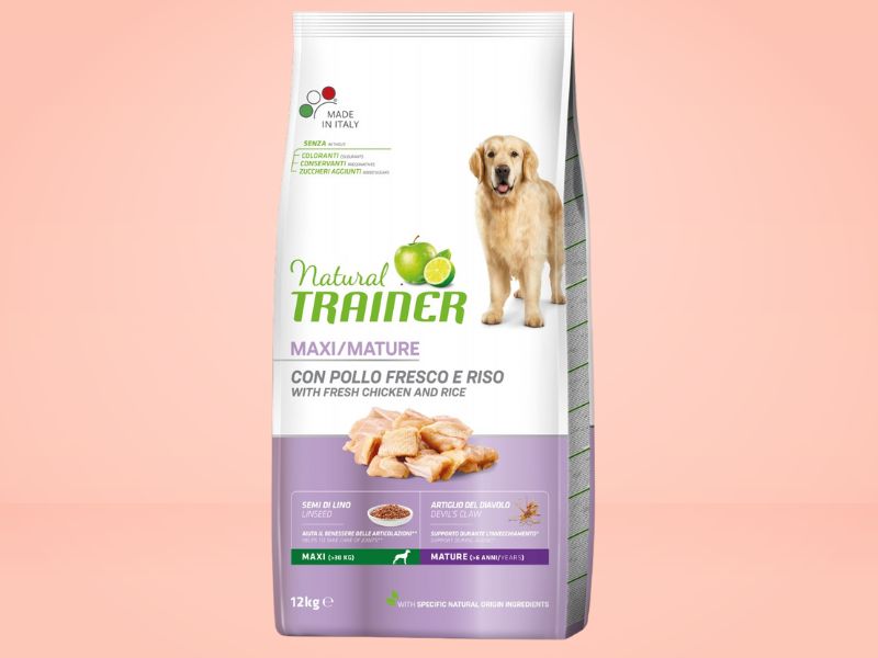Trainer Natural Mature Maxi Chicken hrana za pse na roze pozadini